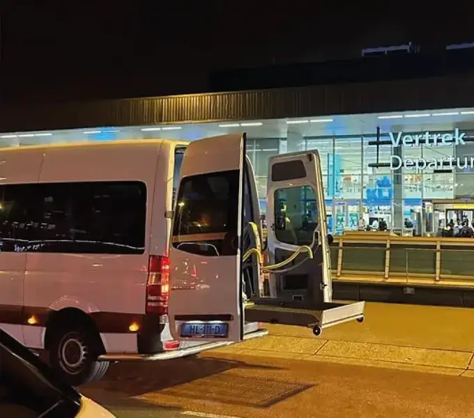Rolstoelbus bij Schiphol voor reizigers uit Kesteren